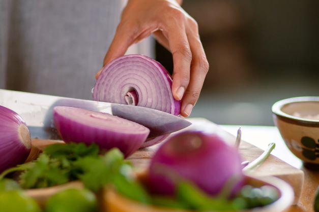 What are health benefits of eating onions?